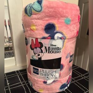 Pink Minnie Mouse throw blanket